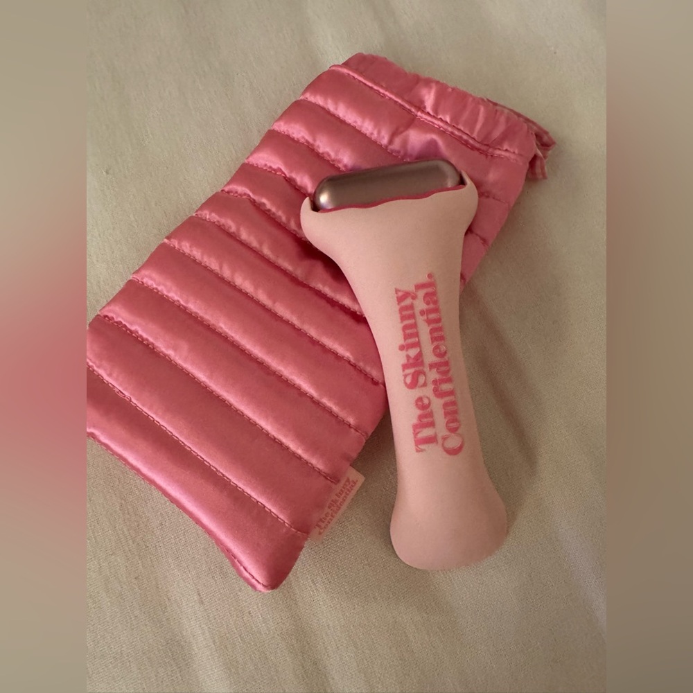 The Skinny Confidential Ice Roller + Sleeping Bag